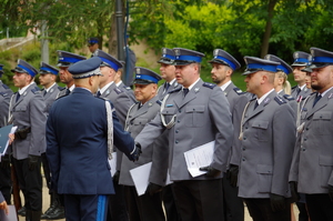 Komendant Wojewódzki Policji w Olsztynie wręcza akt mianowania policjantowi