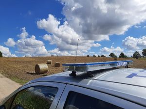 radiowóz policyjny w tle pole