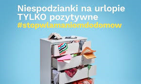 Szafka z ubraniami i napis &quot;niespodzianki na urlopie tylko pozytywne #stopwłamaniomdodomów