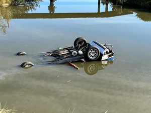 podwozie samochodu z kołami na powierzchni jeziora