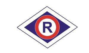 logo ruchu drogowego, niebieska literka R wpisana w białe koło z czerwonym obramowaniem wpisane w niebieski romb