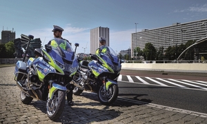 na ulicy stoją dwa motocykle policyjne obok stoi policjant