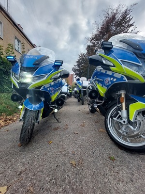 dwa motocykle policyjne stojące przed budynkiem Komendy Powiatowej Policji w Mrągowie