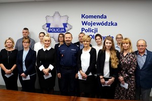 Komendant Wojewódzki z wyróżnionymi pracownikami