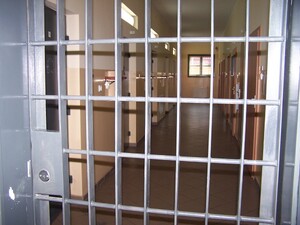 pomieszczenie za kratami więziennymi