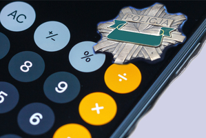 fragment kalkulatora w prawym górnym rogu gwiazda policyjna