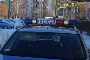 radiowóz policyjny na tle śniegu