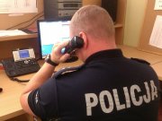 policjant odbierający połączenie telefoniczne na stanowisku dowodzenia