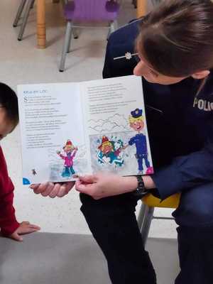 policjantka czytająca dzieciom książeczkę