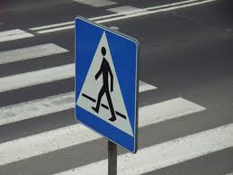 znak drogowy przejścia dla pieszych i przejście dla pieszych