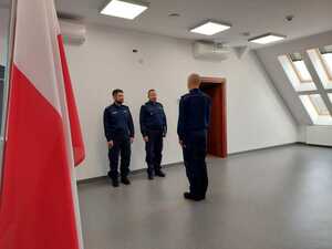 z lewej strony flaga z prawej trzech komendantów