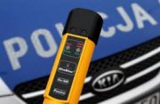 alkomat na tle radiowozu policyjnego