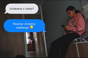 zdjęcie dziewczynki siedzącej na łóżku piszącej wiadomości na telefonie. Z lewej strony dymki z napisem:
- uciekamy z chaty?
- pewnie! Zrobimy challange