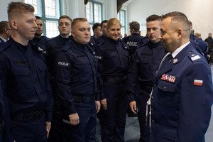 stojący policjanci a przed nimi Komendant Wojewódzki Policji w Olszynie