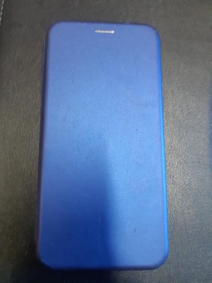 telefon komórkowy w niebieskim etui