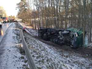 leżący na boku w rowie samochód ciężarowy