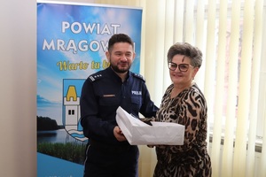 Komendant Powiatowy Policji w Mrągowie insp. Andrzej Parniewicz oraz Starosta mrągowski Barbara Kuźmicka - Rogala