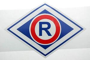 logo ruchu drogowego- literka R wpisana w koło a koło wpisane w romb