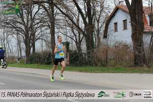 biegnący mł.asp. Rafał Syczew