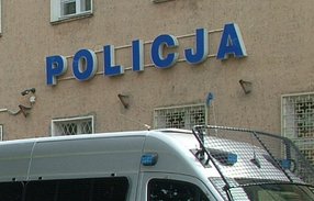 budynek Komendy Powiatowej Policji w Mrągowie i dach radiowozu