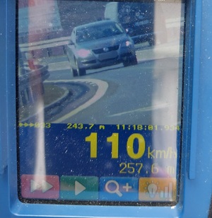 zdjęcie z urządzenia na którym widać pojazd i prędkość z jaką się poruszał tj. 110 km/h