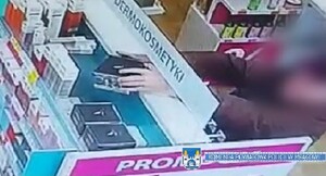 mężczyzna zabierający z półki krem