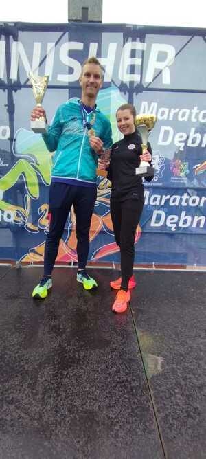 mł.asp. Rafał Syczew z pucharem i medalem i st.sierż. Daria Mitręga z pucharem i medalem