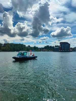 policyjna łódź sportis na Jeziorze Mikołajskim