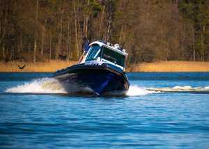 motorówka płynąca po jeziorze