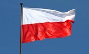 biało-czerwona flaga Polski powiewająca na wietrze