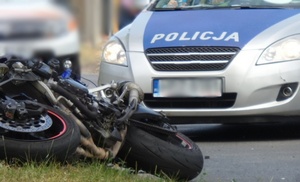 motocykl w tle radiowóz policyjny