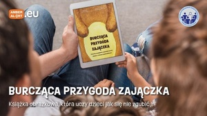 dwie osoby trzymające tablet. Na tablecie widać zdjęcie fragmentu brzucha misia a na nim napis Burcząca Przygoda Zajączka. Pod spodem napis  Burcząca Przygoda Zajączka Książka obrazkowa, która uczy dzieci jak się nie zgubić