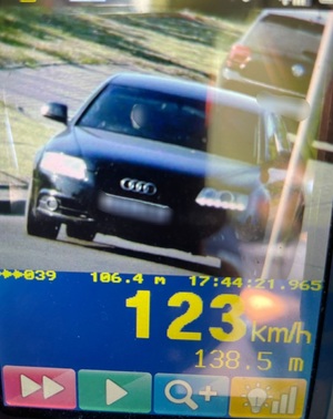 zdjęcie z miernika prędkości na którym widać samochód i pomiar 123 km/h