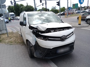 stojący na poboczu bus koloru białego z rozbitym przodem