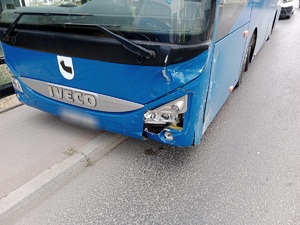 stojący na drodze autobus komunikacji miejskiej z uszkodzonym przodem