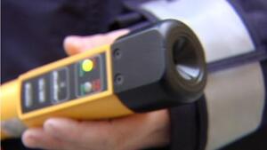 alkoblow w ręku policjanta