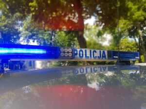 sygnały świetlno-dźwiękowe na dachu radiowozu policyjnego