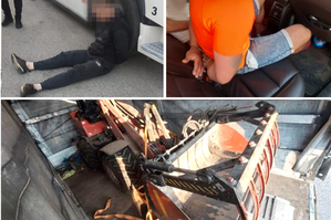 kolaż zdjęć na których widać dwóch mężczyzn z kajdankami, którzy zostali zatrzymani oraz sprzęt rolniczy