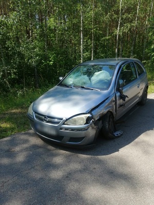 stojący na drodze rozbity samochód osobowy opel corsa