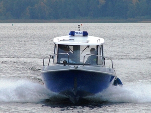 płynąca łódź policyjna po wodzie