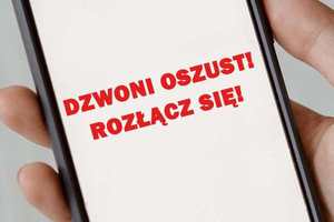na wyświetlaczu telefonu napis: Dzwoni oszust! Rozłącz się!