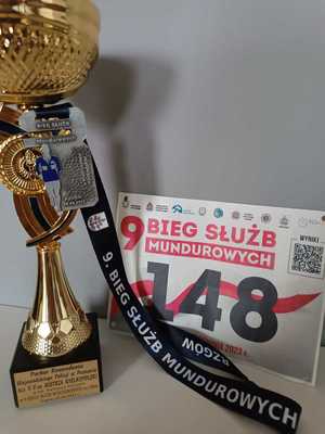 puchar, medal i numer startowy st.post. Pawła Łukaszuk w 9 Biegu Służb Mundurowych