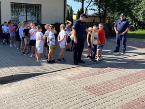 Policjanci z uczniami