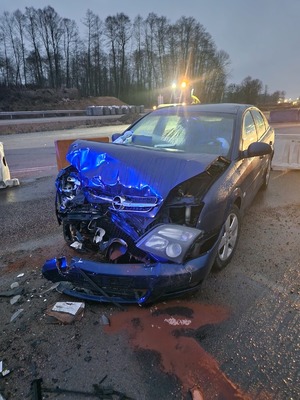 na drodze pojazd opel z rozbitym przodem