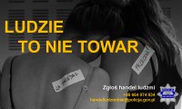 stojąca tyłem kobieta i napis ludzie to nie towar