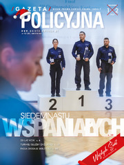 okładka gazety policyjnej na której jest trzech policjantów stojących na podium