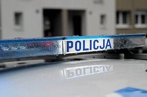 na dachu radiowozu sygnały świetlne Policji