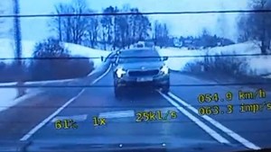 zdjęcie z wideorejestratora radiowozu na którym widać jadący za pojazdem samochód