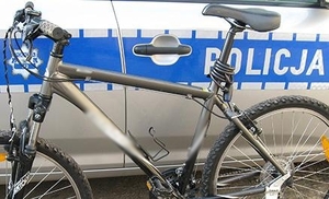 rower na tle radiowozu