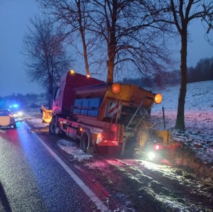 nocą w przydrożnym rowie pługopiaskarka